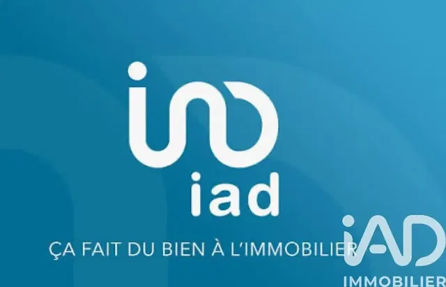 Keuken; keukenapparatuur, houten vloer, natuurlijk licht, moderne stijl