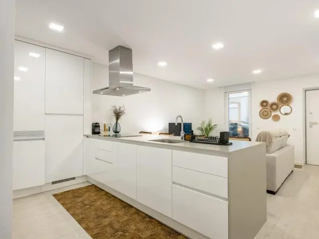 Kuchnia; sprzęt kuchenny, podłoga drewniana, światło dzienne, styl nowoczesny