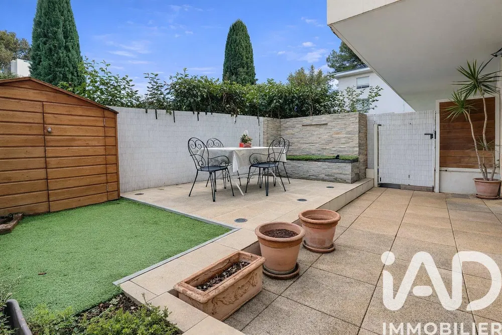 Cuisine; électroménager, parquet, lumière naturelle, style moderne