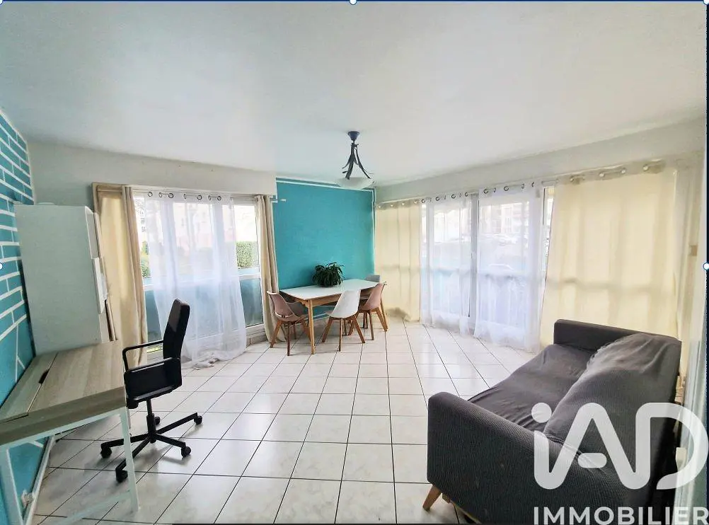 Kuhinja; kuhinjski aparati, drveni pod, prirodno svjetlo, moderni stil