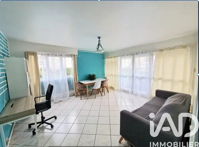 Кухиња; кухињски апарати, дрвени под, природно светло, модерни стил