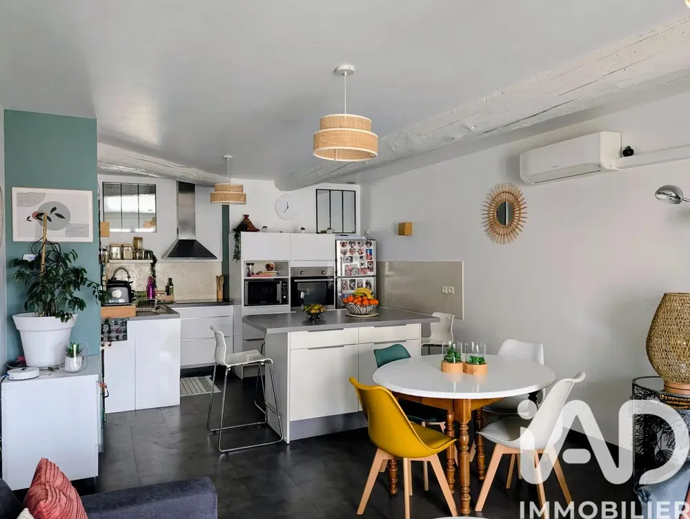 Mutfak; mutfak aletleri, ahşap zemin, doğal ışık, modern stil