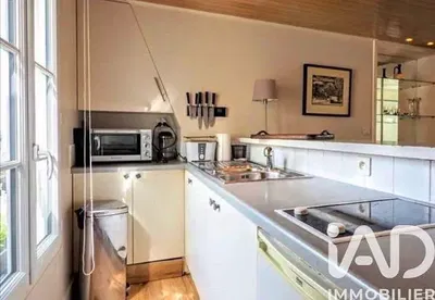 Salon; parquet, lumière naturelle, style moderne