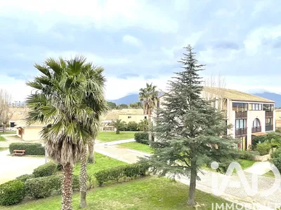 Κουζίνα; συσκευές κουζίνας, ξύλινο πάτωμα, φυσικό φως, μοντέρνο στυλ