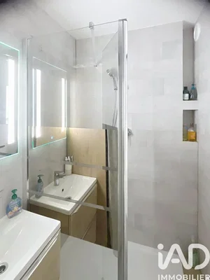 مطبخ; أجهزة المطبخ, أرضية خشبية, ضوء طبيعي, أسلوب عصري