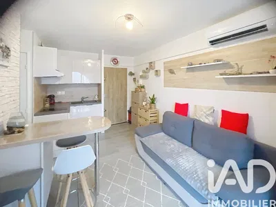 Σαλόνι; ξύλινο πάτωμα, φυσικό φως, μοντέρνο στυλ