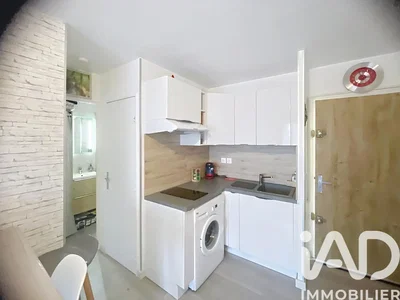 مطبخ; أجهزة المطبخ, أرضية خشبية, ضوء طبيعي, أسلوب عصري