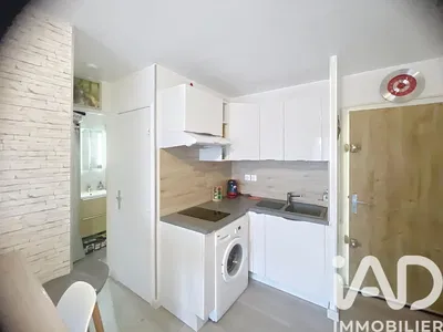 Κουζίνα; συσκευές κουζίνας, ξύλινο πάτωμα, φυσικό φως, μοντέρνο στυλ