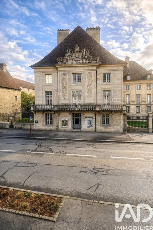 Kuhinja; kućanski aparati, drveni pod, prirodna svjetlost, moderan stil