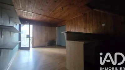 Κουζίνα; συσκευές κουζίνας, ξύλινο πάτωμα, φυσικό φως, μοντέρνο στυλ