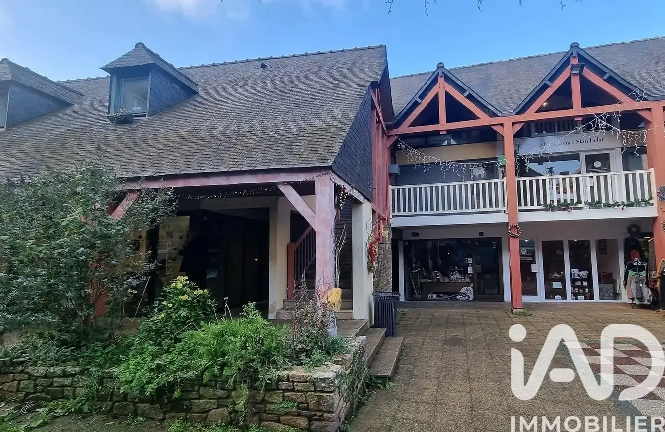 Κουζίνα; συσκευές κουζίνας, ξύλινο πάτωμα, φυσικό φως, μοντέρνο στυλ