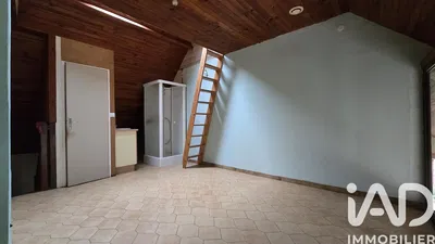 Κουζίνα; συσκευές κουζίνας, ξύλινο πάτωμα, φυσικό φως, μοντέρνο στυλ