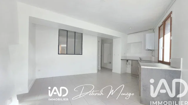 Kuchyňa; kuchynské spotrebiče, drevená podlaha, prirodzené svetlo, moderný štýl