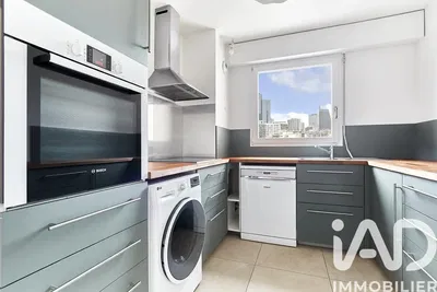 Cuisine; électroménager, parquet, lumière naturelle, style moderne