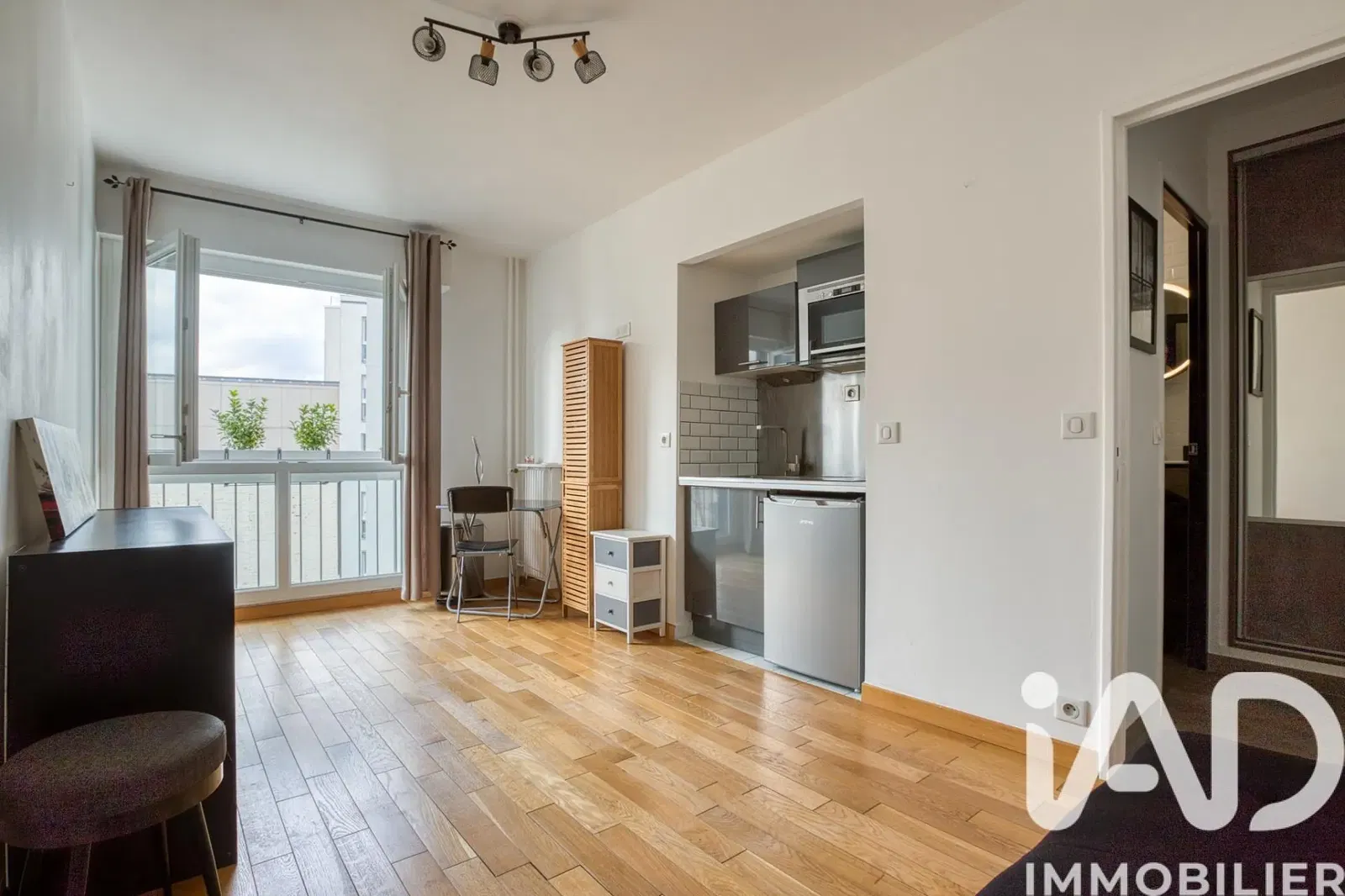 Cuisine; électroménager, parquet, lumière naturelle, style moderne