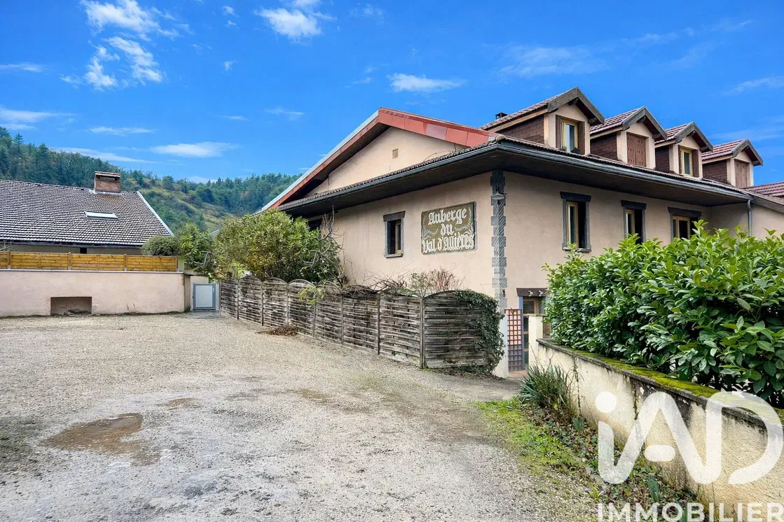 غرفة معيشة; أرضية خشبية, ضوء طبيعي, أسلوب عصري