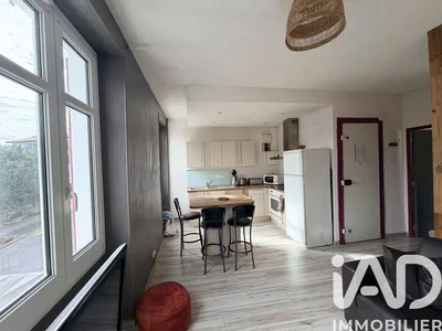 Sala de estar; chão de madeira, luz natural, estilo moderno