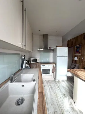 Küche; küchengeräte, holzboden, tageslicht, moderner stil