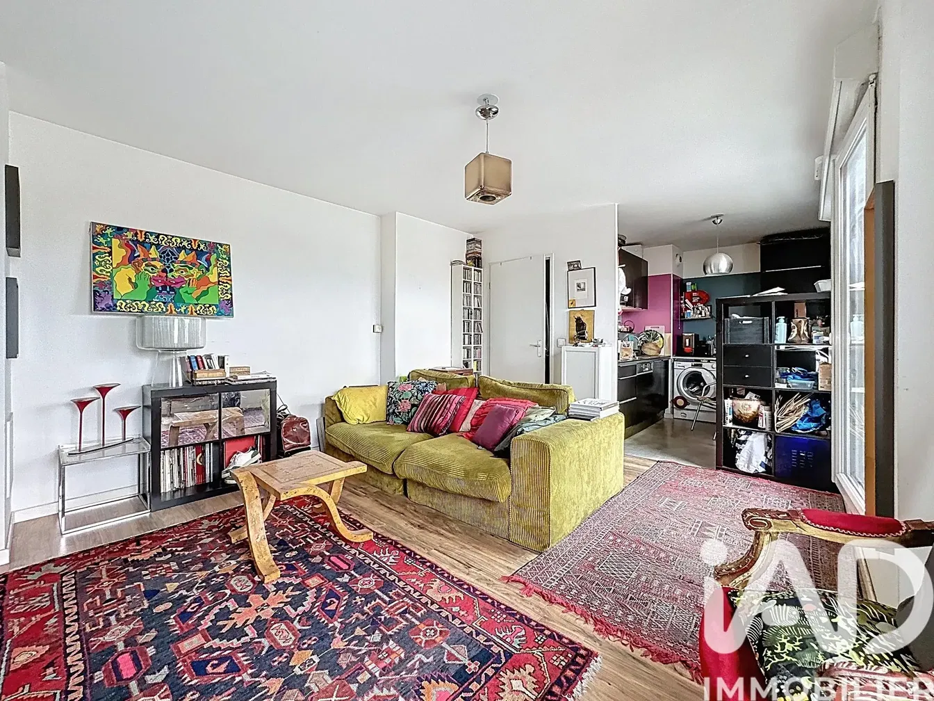 Κουζίνα; συσκευές κουζίνας, ξύλινο πάτωμα, φυσικό φως, μοντέρνο στυλ