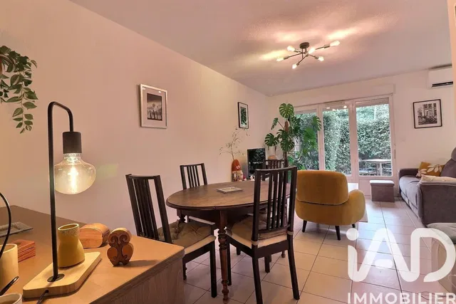 Κουζίνα; συσκευές κουζίνας, ξύλινο πάτωμα, φυσικό φως, μοντέρνο στυλ