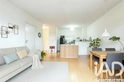 Кухиња; кухињски апарати, дрвени под, природно светло, модерни стил