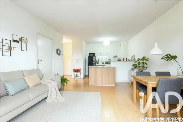 Κουζίνα; συσκευές κουζίνας, ξύλινο πάτωμα, φυσικό φως, μοντέρνο στυλ