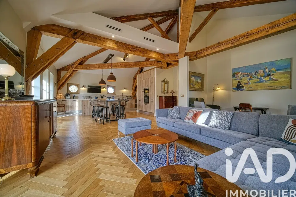 Кухиња; кухињски апарати, дрвени под, природно светло, модерни стил