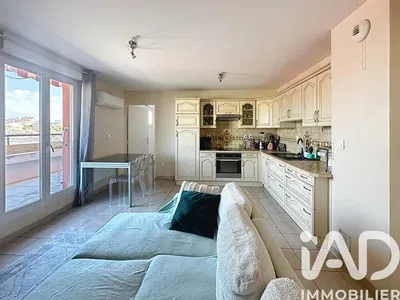 Cuisine; électroménager, parquet, lumière naturelle, style moderne