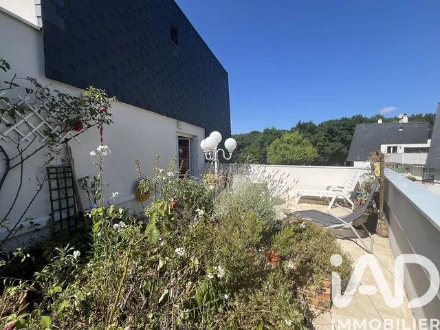 Kuchyňa; kuchynské spotrebiče, drevená podlaha, prirodzené svetlo, moderný štýl