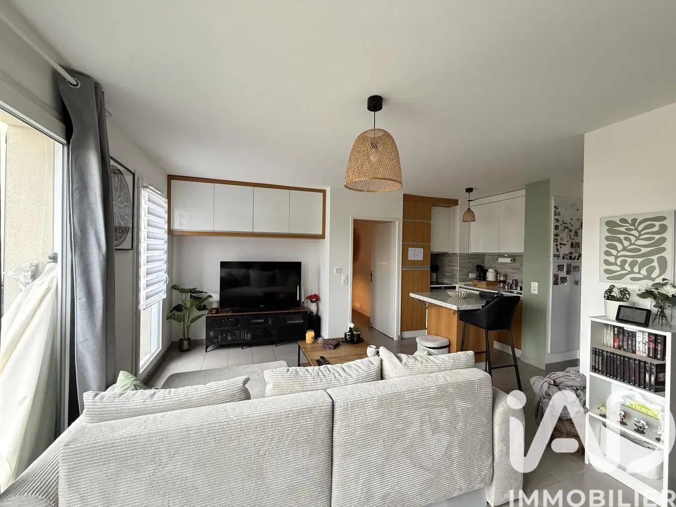 Kuhinja; kuhinjski aparati, drveni pod, prirodno svjetlo, moderni stil