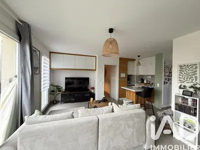 Kuhinja; kuhinjski aparati, drveni pod, prirodno svjetlo, moderni stil