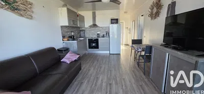 Küche; küchengeräte, holzboden, tageslicht, moderner stil