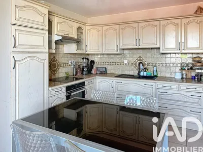 Cuisine; électroménager, parquet, lumière naturelle, style moderne