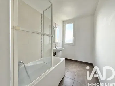 Cuisine; électroménager, parquet, lumière naturelle, style moderne