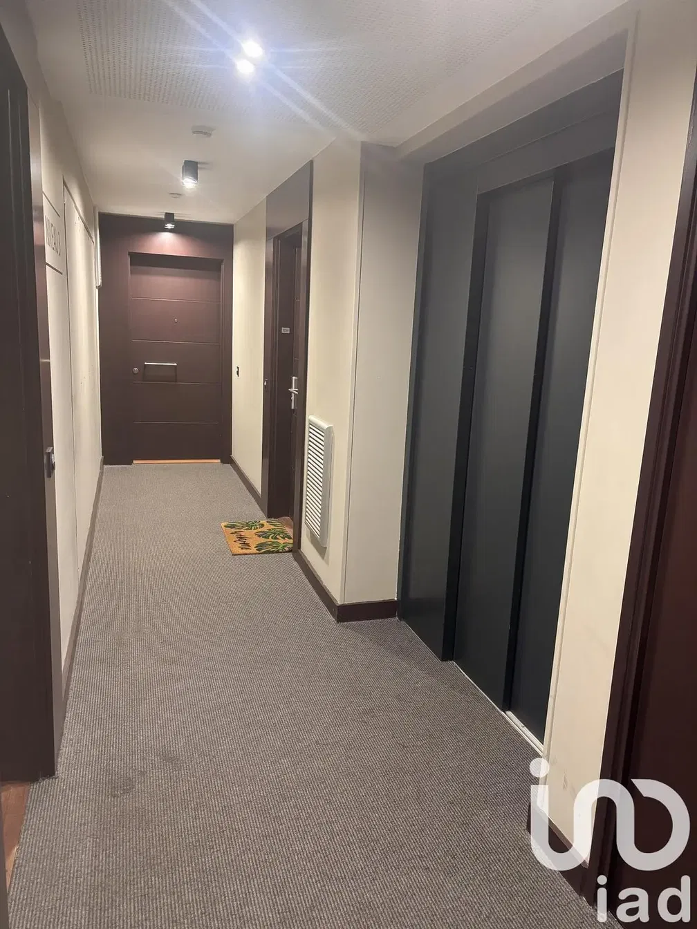 Kuhinja; kuhinjski aparati, drveni pod, prirodno svjetlo, moderni stil