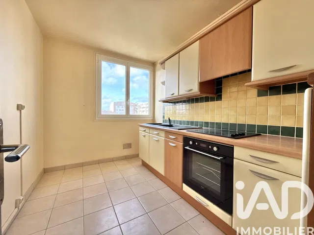 Κουζίνα; συσκευές κουζίνας, ξύλινο πάτωμα, φυσικό φως, μοντέρνο στυλ