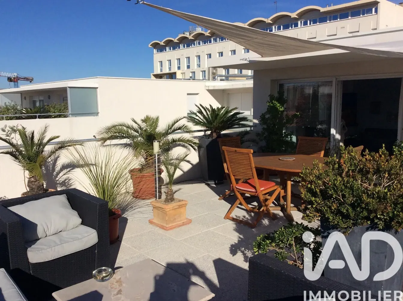 Κουζίνα; συσκευές κουζίνας, ξύλινο πάτωμα, φυσικό φως, μοντέρνο στυλ