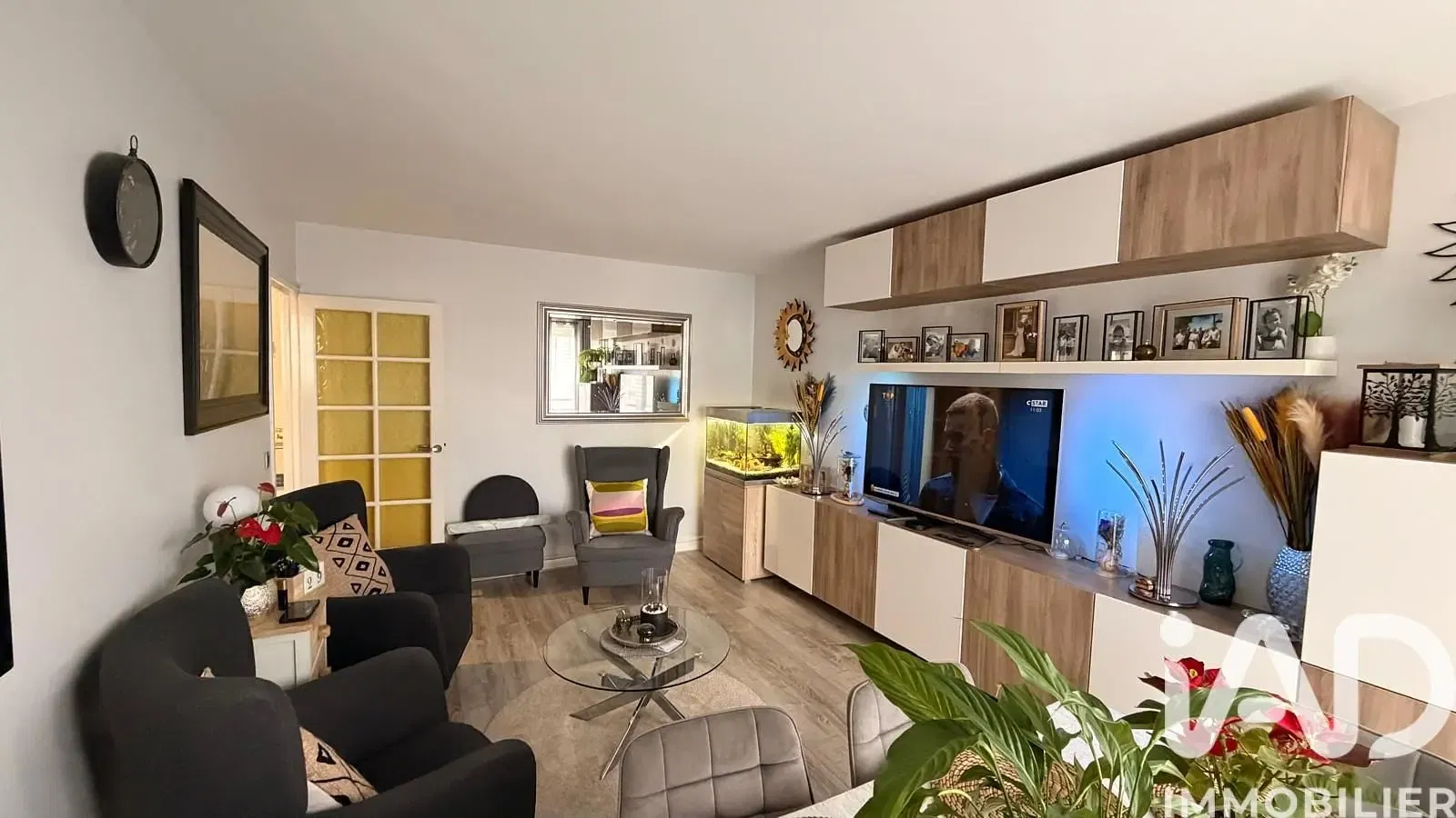 Cuisine; électroménager, parquet, lumière naturelle, style moderne