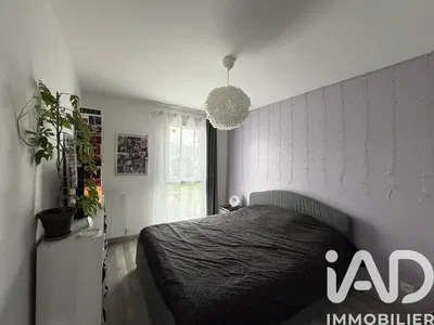 Kuhinja; kuhinjski aparati, drveni pod, prirodno svjetlo, moderni stil