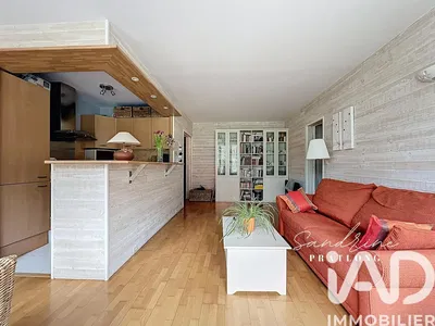 Cuisine; électroménager, parquet, lumière naturelle, style moderne