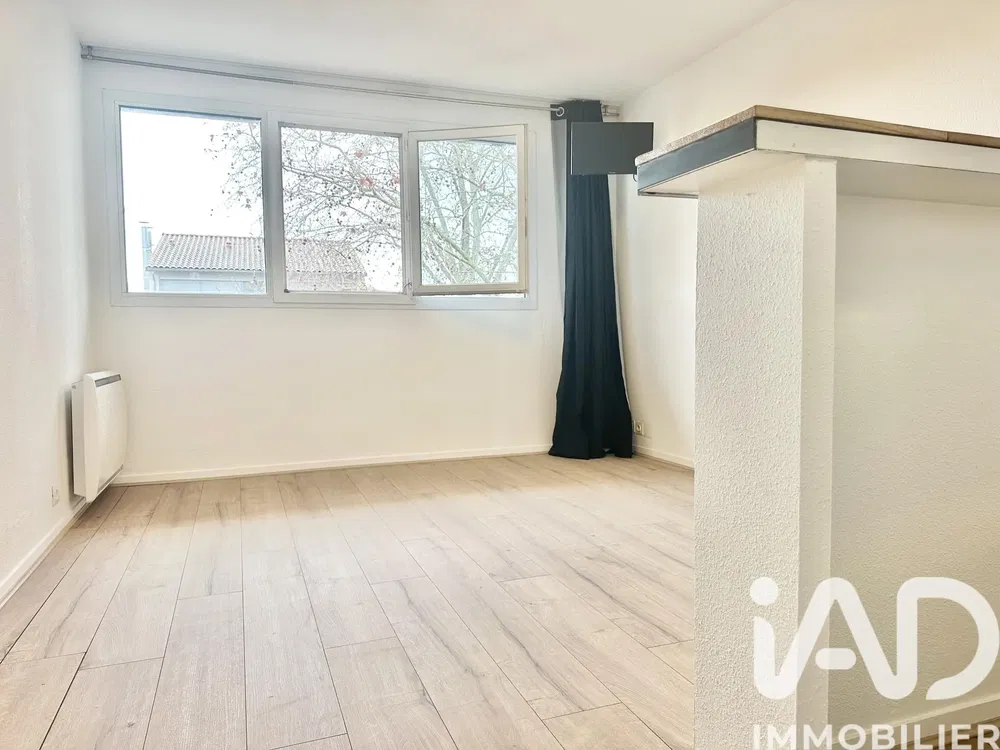 Cuisine; électroménager, parquet, lumière naturelle, style moderne