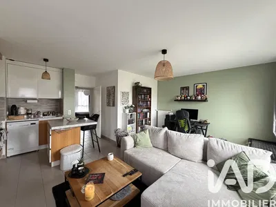 Dnevna soba; drveni pod, prirodno svjetlo, moderni stil