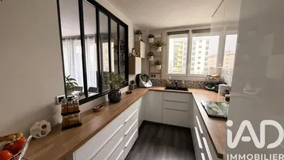 Cuisine; électroménager, parquet, lumière naturelle, style moderne