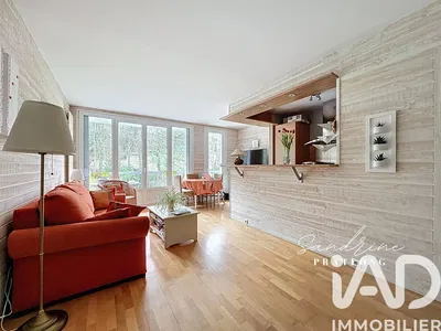 Cuisine; électroménager, parquet, lumière naturelle, style moderne