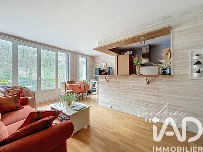 Cuisine; électroménager, parquet, lumière naturelle, style moderne