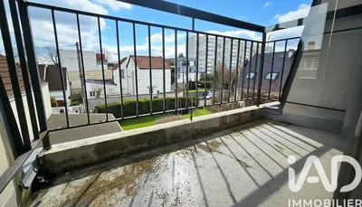 Кухиња; кухињски апарати, дрвени под, природно светло, модерни стил