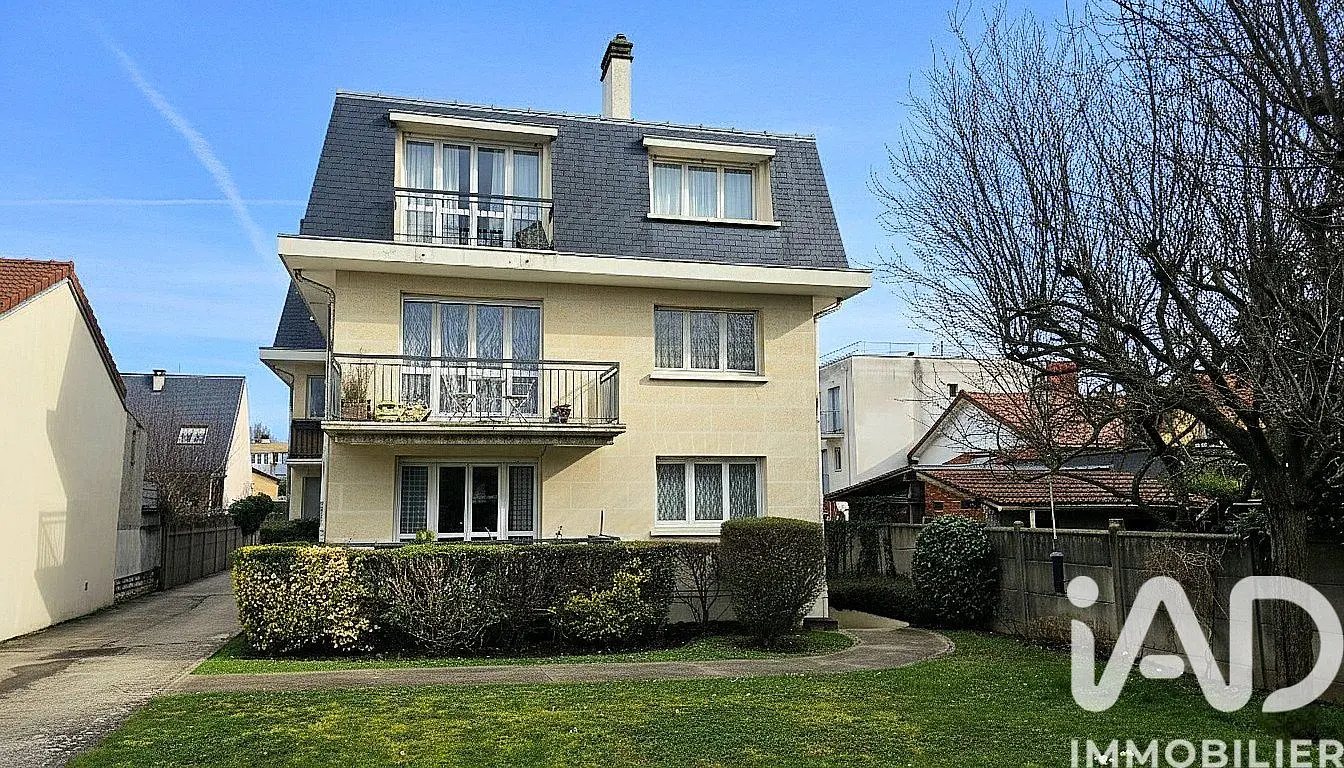 Кухиња; кухињски апарати, дрвени под, природно светло, модерни стил