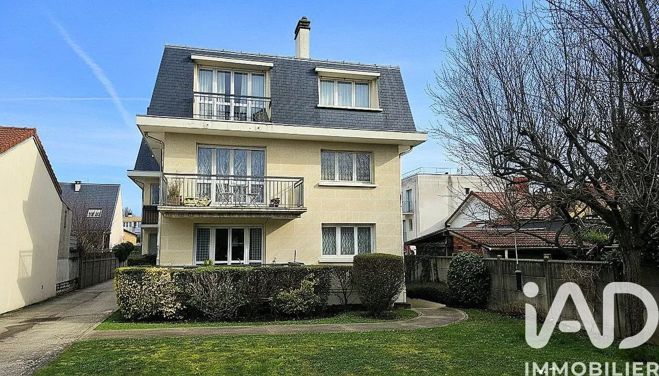 Кухиња; кухињски апарати, дрвени под, природно светло, модерни стил