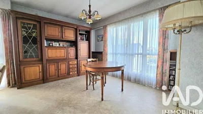 Кухиња; кухињски апарати, дрвени под, природно светло, модерни стил