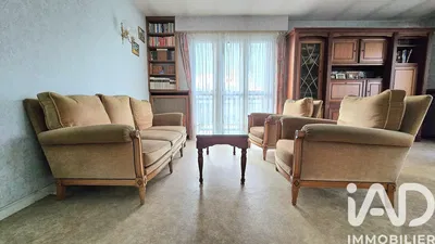 Кухиња; кухињски апарати, дрвени под, природно светло, модерни стил